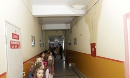 Voda sa plafona sliva se na đake