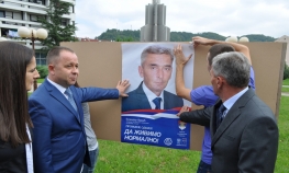 Kampanja SDS-a počela simboličnim lijepljenjem plakata