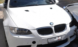 Autobus pomeo dva BMW-a, Tompsonov i njegovog kuma