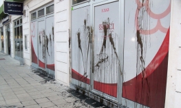 Mašinskim uljem na kancelariju SNSD-a