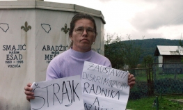 Štrajkuje glađu u dvorištu škole