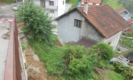 Tlo klizi iznad kuća