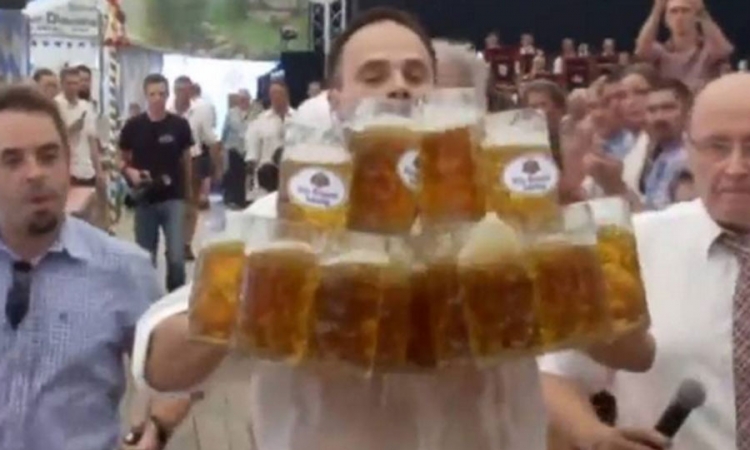 Konobar nosio 27 krigli piva odjednom