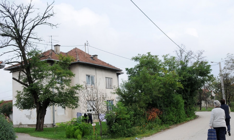 Krali vozila, švercovali  ljude i lažirali isprave