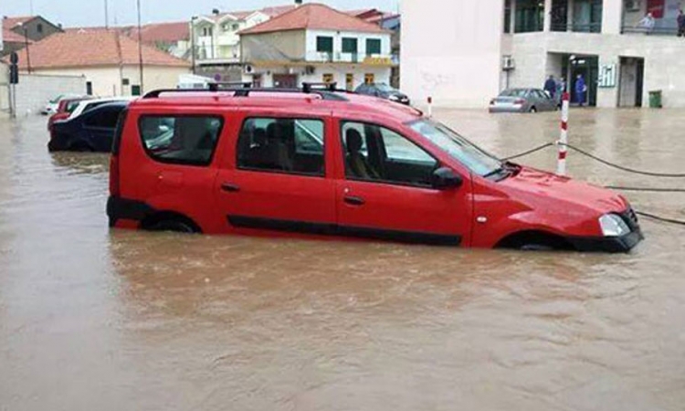 Zbog jakog nevremena Vodice pod vodom