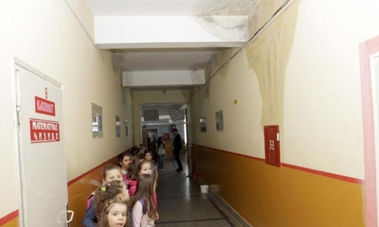 Voda sa plafona sliva se na đake