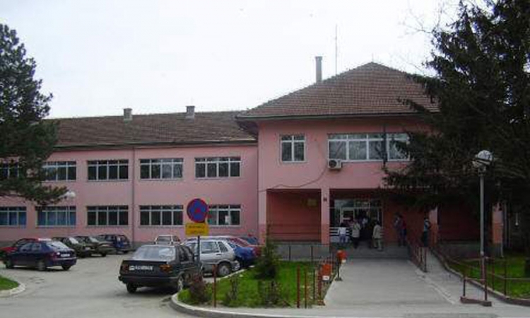 Dječak pokušao  ugušiti učenicu u toaletu