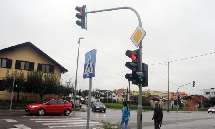 Pet semafora  na dva km puta