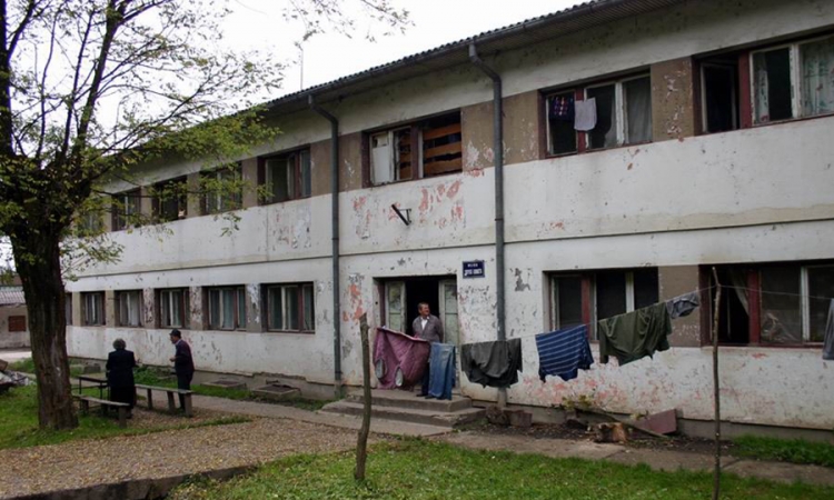 Zimu dočekuju u zgradama  koje prokišnjavaju