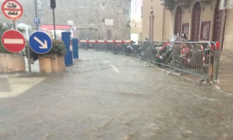 Kiša za pola sata potopila Šibenik