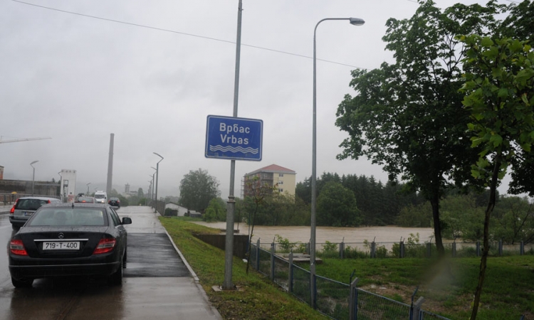 U zapadnim krajevima klizišta i izlivanje rijeka