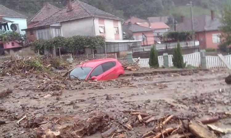 Brdo iznad Tekije klizi prema naselju