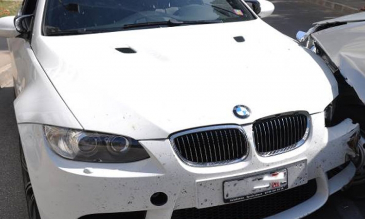 Autobus pomeo dva BMW-a, Tompsonov i njegovog kuma