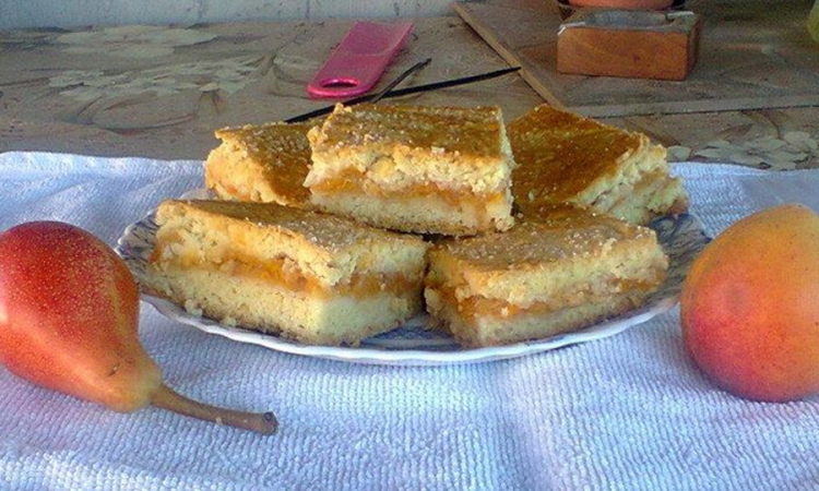 Lenja pita sa kajsijama i kruškama