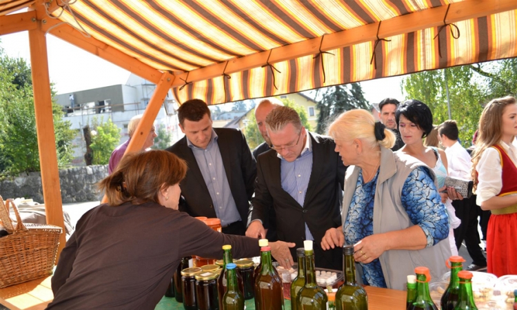 Počeo sajam meda u Bosanskoj Krupi