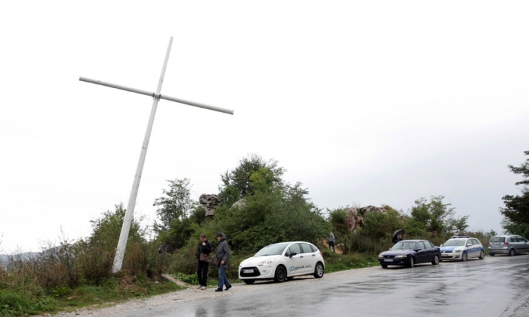 Ispitani zbog pokušaja  rušenja krsta