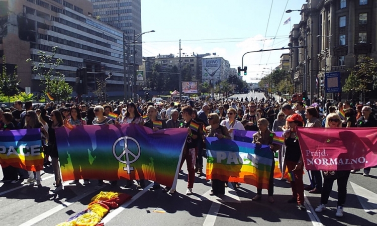 Učesnici "Parade ponosa" stigli pred Skupštinu Beograda, sukobi sa policijom