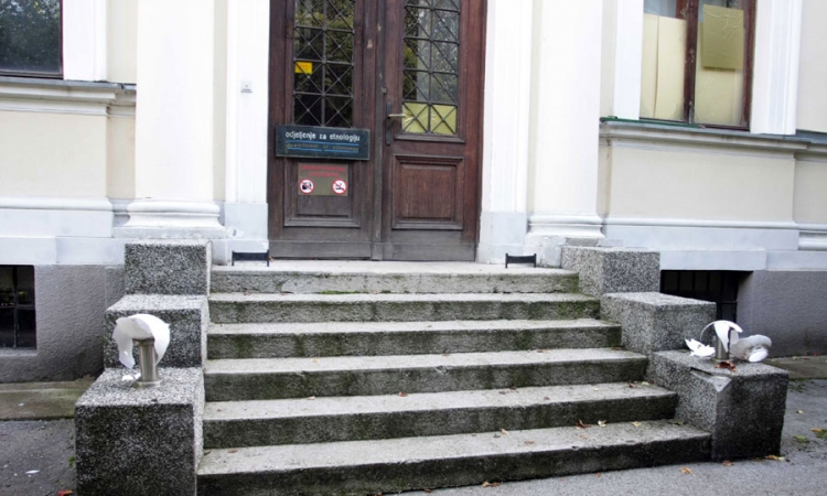Divljali i lupali u muzeju