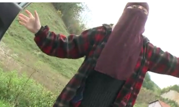 Supruga Bilala Bosnića kamenom gađala novinare (VIDEO)