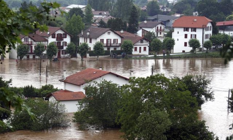 Vanredno u 60 gradova Francuske
