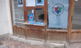 Razbijena stakla na kancelariji Narodne stranke "Radom za boljitak"