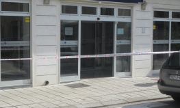 Razbio staklo na banci