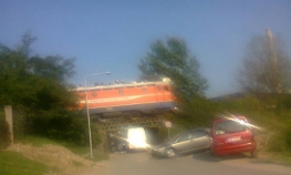 Pokušao s kombijem da prođe ispod mostića, pa se zaglavio