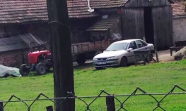 Vezao ženu lancima u svinjcu i gađao je kukuruzom