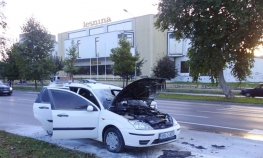 Automobil se zapalio nasred ulice u Banjaluci