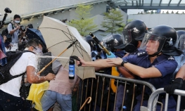 Premješteni policajci koji su tukli demonstranta