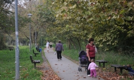 Na šetalištu između Rebrovačkog i mosta Venecija trava do koljena