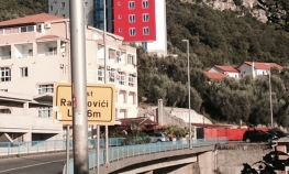 Molotovljivi kokteli bačeni ispred restorana