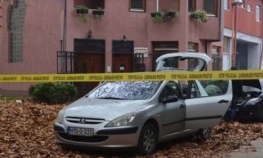 U eksploziji bombe oštećeni automobili