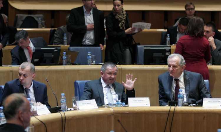 Neodrživ rast broja  budžetskih korisnika
