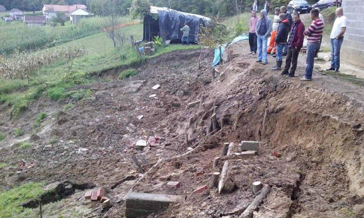 Cazinjanima prijeti  više od 100 klizišta
