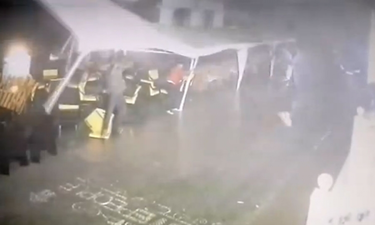 Pogledajte kako uragan nosi čovjeka kao da je pero