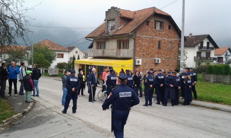 Blokiranjem puta pokušali da riješe problem legalizacije stambenih objekata