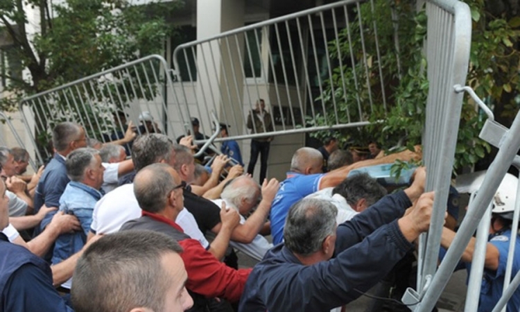 Demonstranti u Podgorici pokušali ući u zgradu vlade