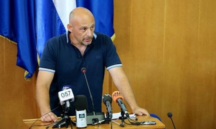 Priveden jer nije htio sići s govornice