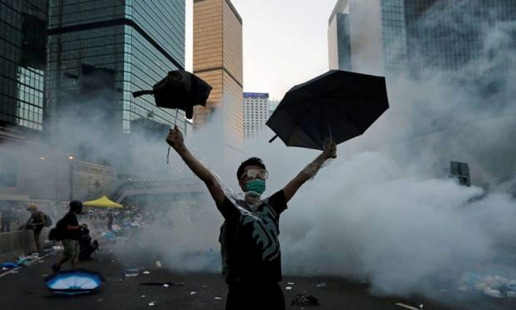 Neredi na ulicama Hong Konga, policija razdvaja sukobljene strane