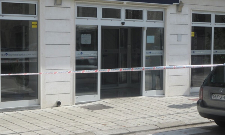 Razbio staklo na banci