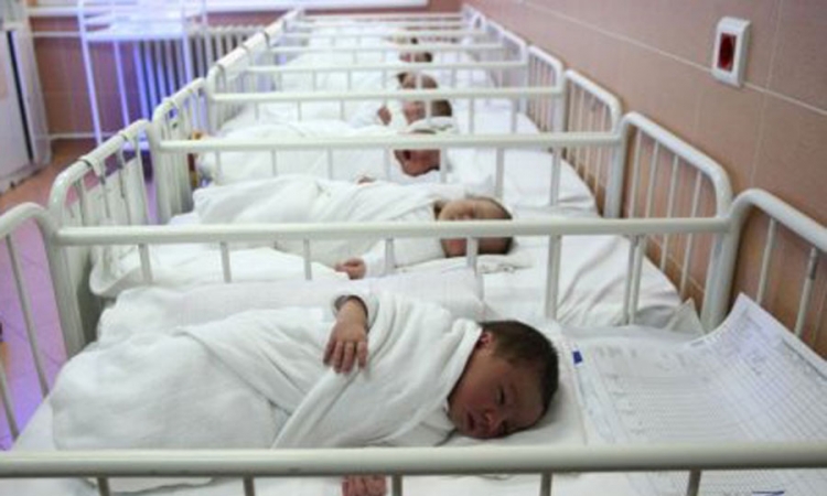 Mladi medicinski tehničar porodio ženu u bolničkom krugu