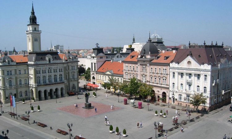 U Novom Sadu žena prijeti da će skočiti sa zgrade
