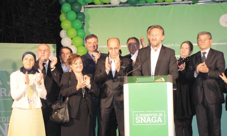Bakir Izetbegović proglasio pobjedu