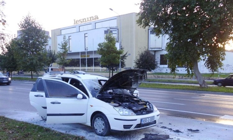 Automobil se zapalio nasred ulice u Banjaluci
