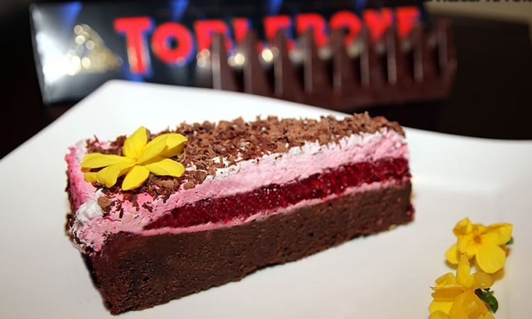 Čokoladna torta sa šumskim voćem