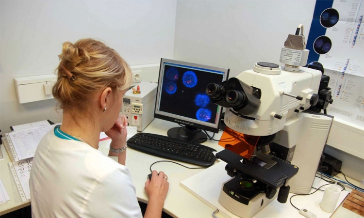 Danski medicinski radnik na testiranju