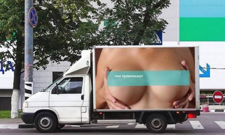 Zbog seksi reklame 517 saobraćajnih udesa