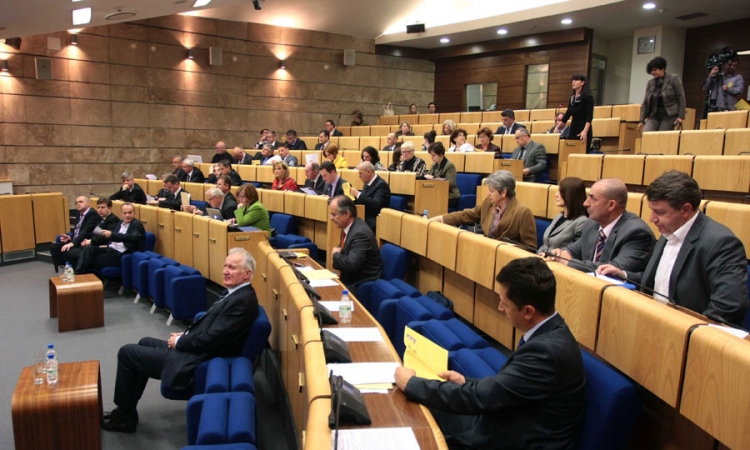 Funkcioneri nesmetano mogu  da zapošljavaju srodnike