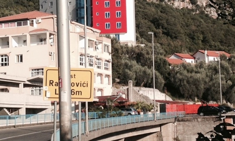 Molotovljivi kokteli bačeni ispred restorana